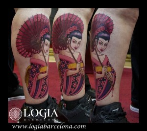 Tatuaje www.logiabarcelona.com Tattoo Ink tatuaje geisha en pierna 0096  